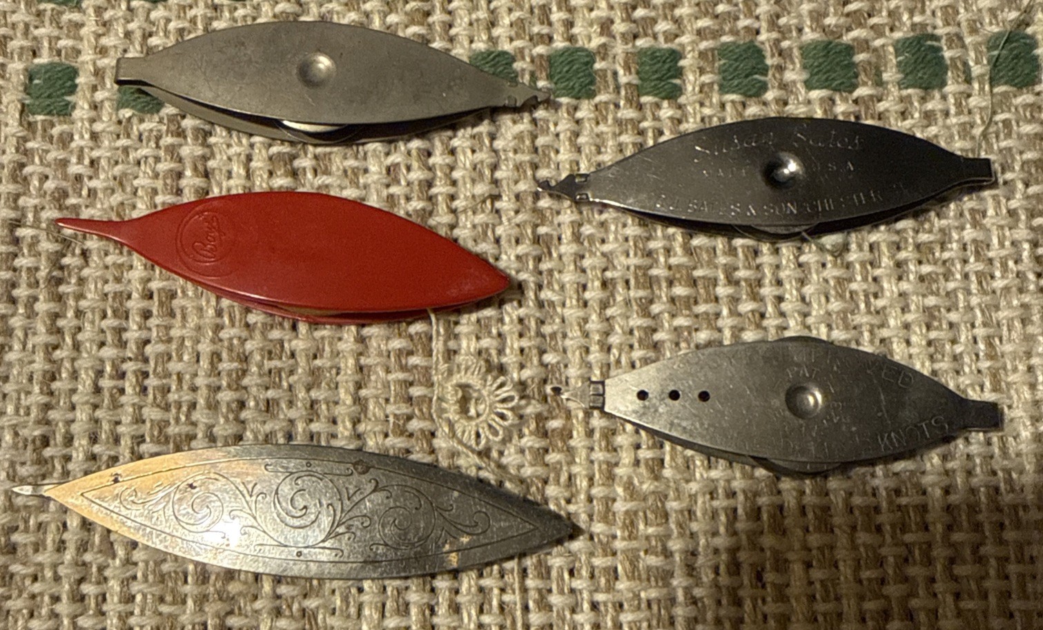 Lot of 5 Vintage Tatting Shuttles 2 Boye, 1 Bates & 1 Engraved, 1 Unmarked Lot of 5 Vintage Tatting Shuttles 2 Boye, 1 Bates & 1 Engraved, 1 Unmarked