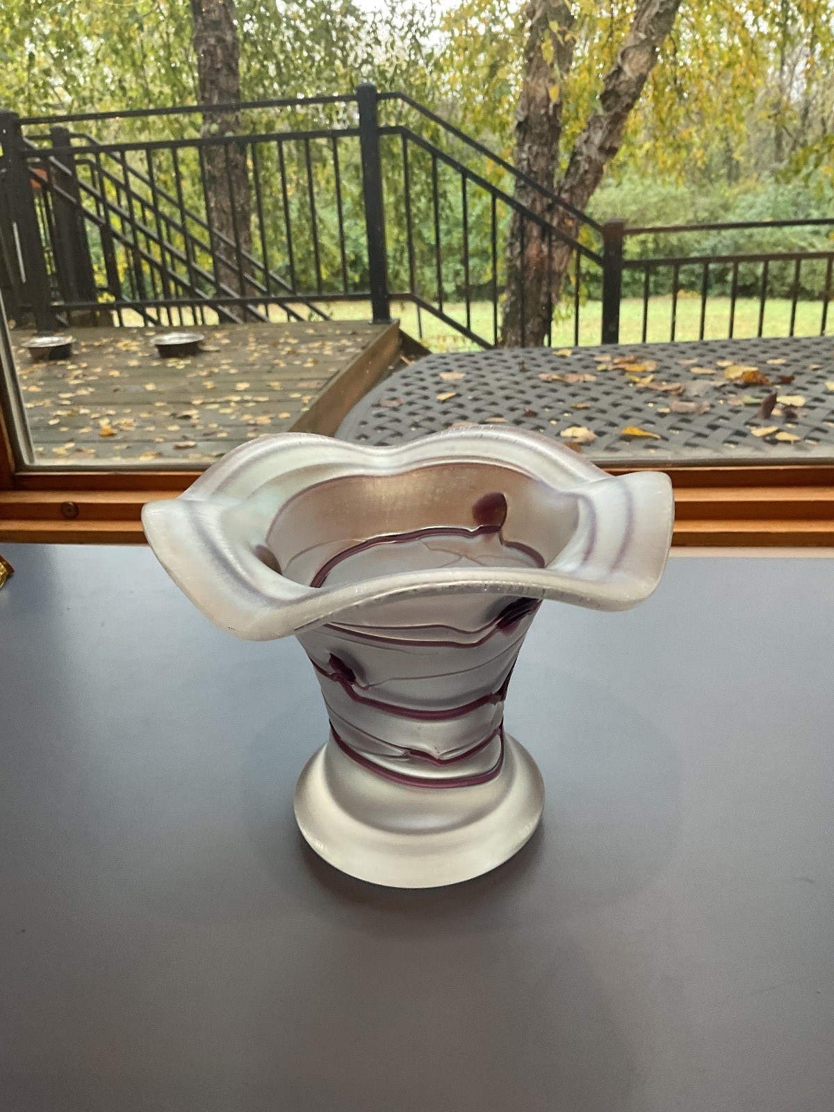 BEAUTIFUL Iridescent Hand Blown Art Glass Vase BEAUTIFUL Iridescent Hand Blown Art Glass Vase