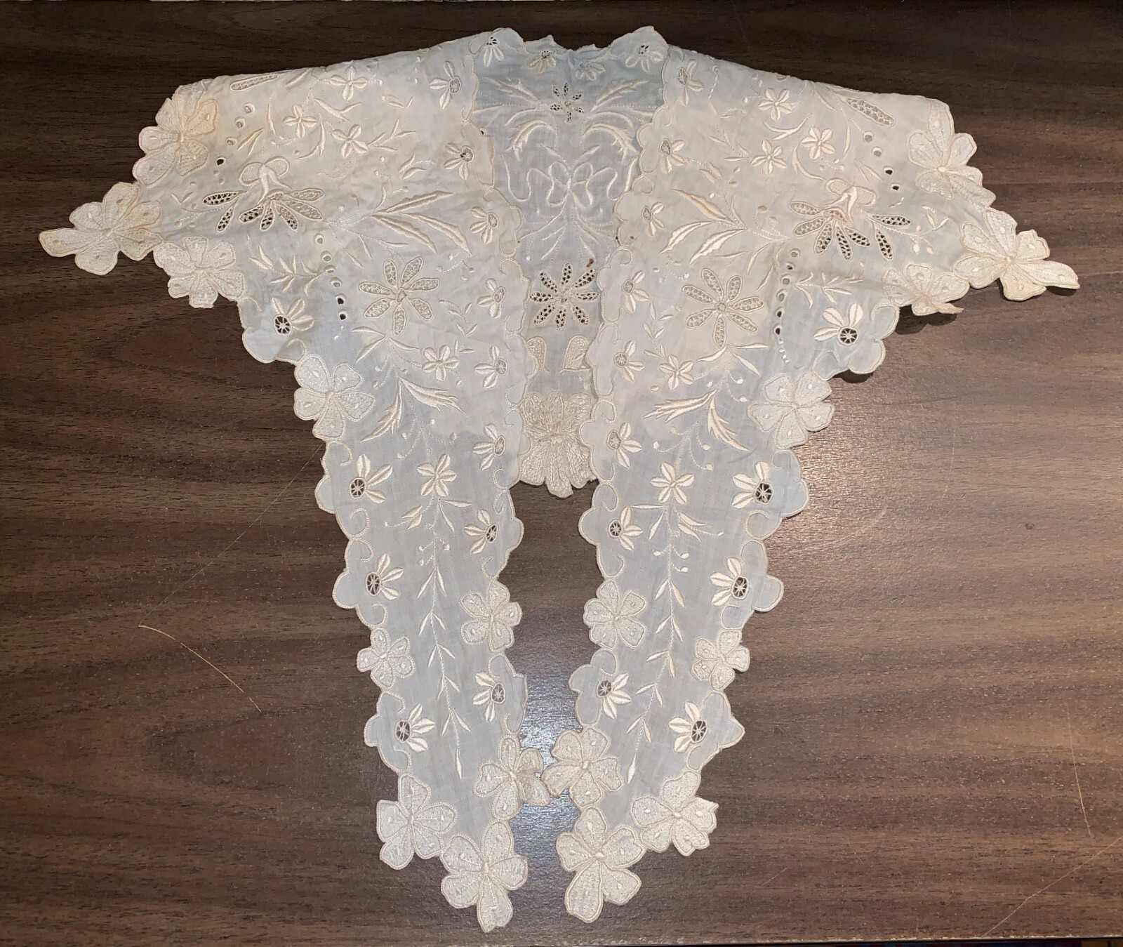 Beautiful Victorian C1890 Hand Embroidered Off White Bertha Collar 