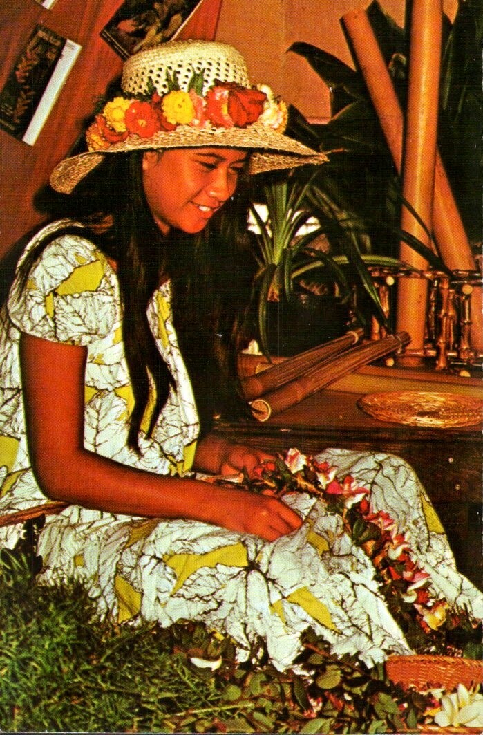 Hawaiin Flower Hawaiian Young Woman Girl Making Lai Hawaii Vintage Postcard