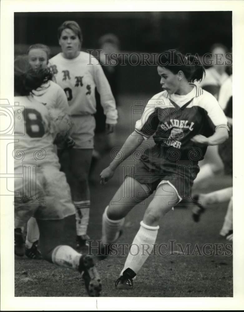 1991 Press Photo Brenna Bech & soccer teammates dedicates season to Thomas