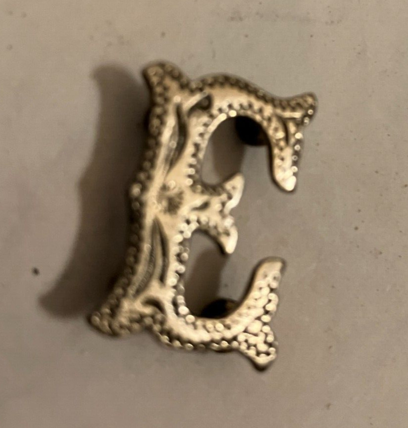 VINTAGE ESTATE  initial e tac pin
