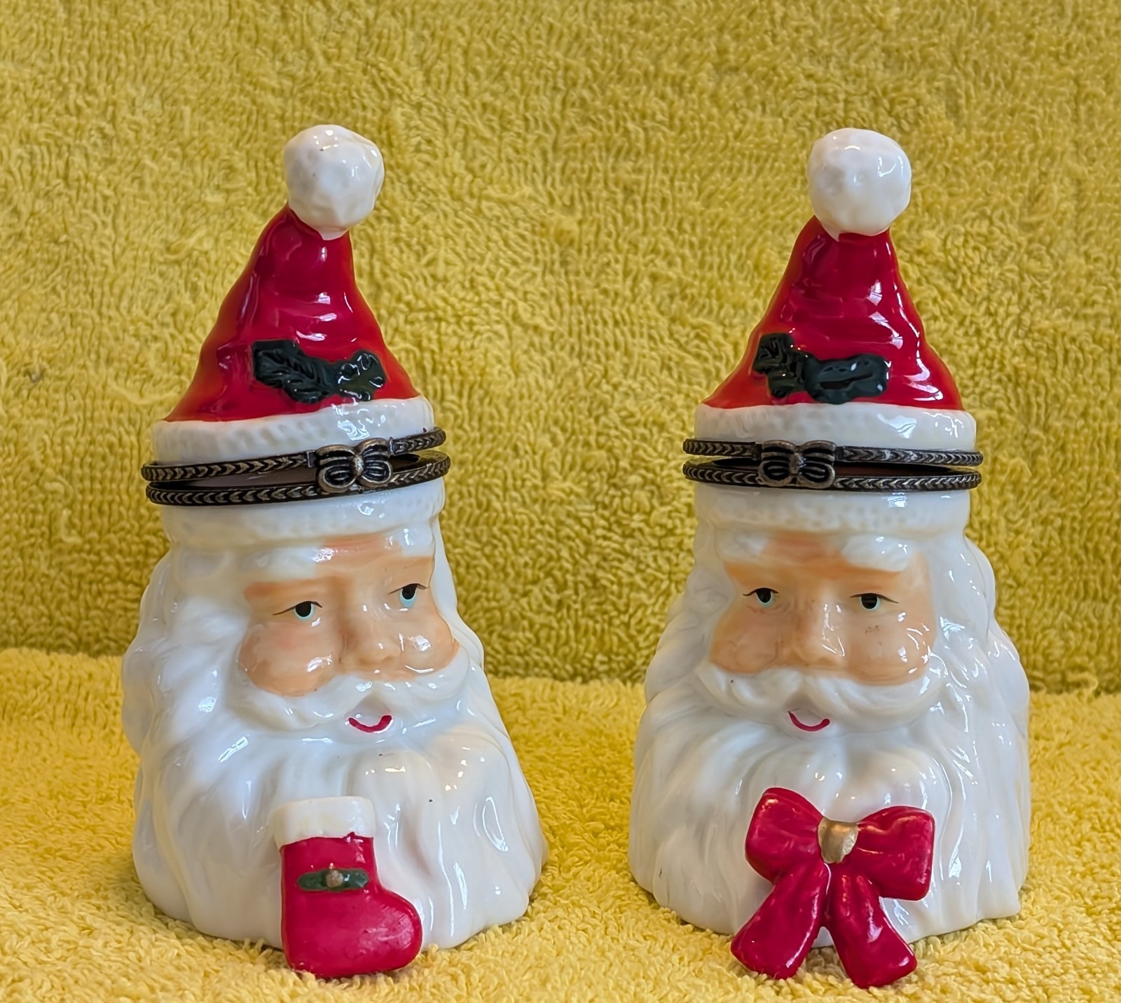 Vtg Set of 2 Porcelain Santa Claus Head Trinket Boxes w Trinkets