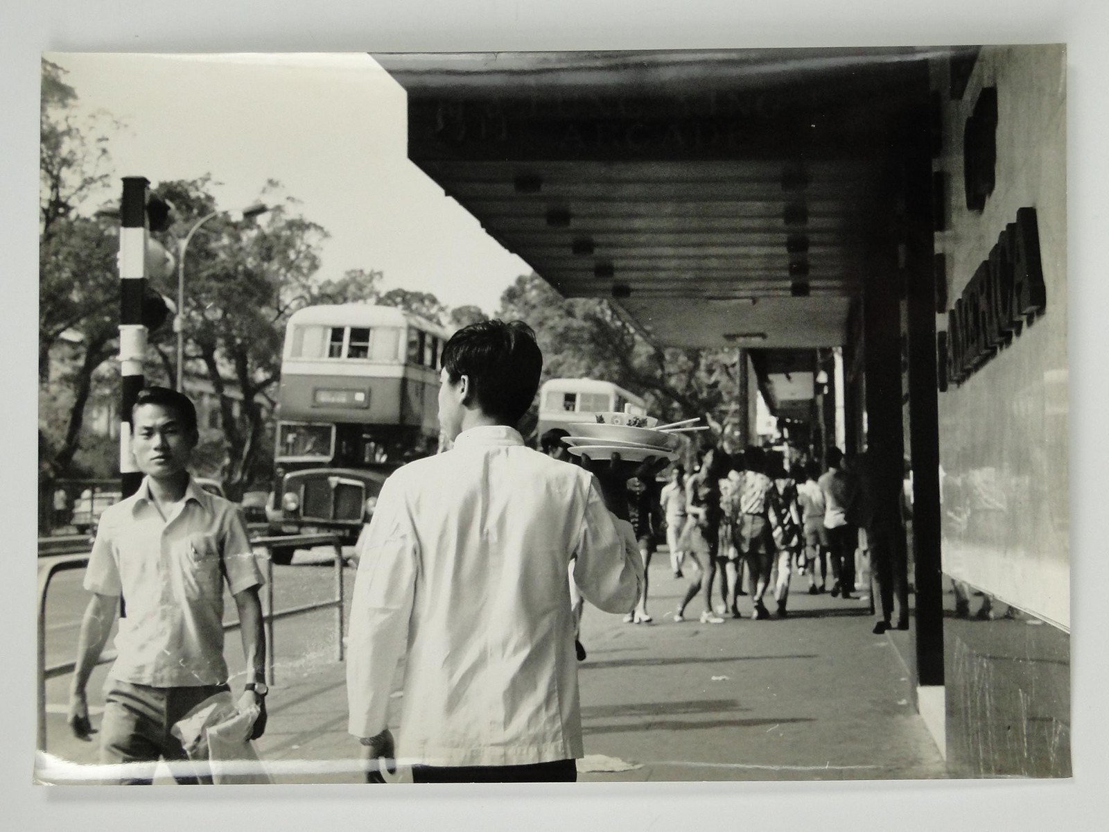 Hong Kong Kowloon Street Scene Man Roast Duck J C Lozouet c1970 VTG Press Photo