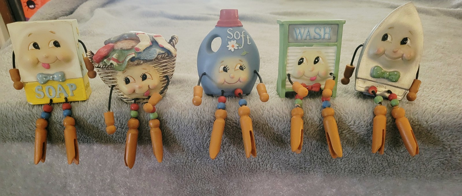 WMG LAUNDRY ANTHROPOMORPHIC SET OF 5 SHELF SITTER - 2010