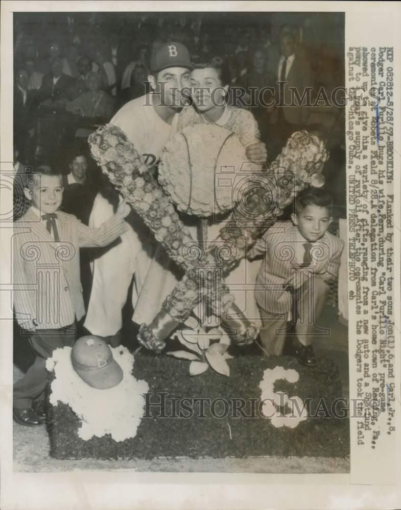 1957 Press Photo Dodger Carl Furillo with his family at Ebbetts Field, New York