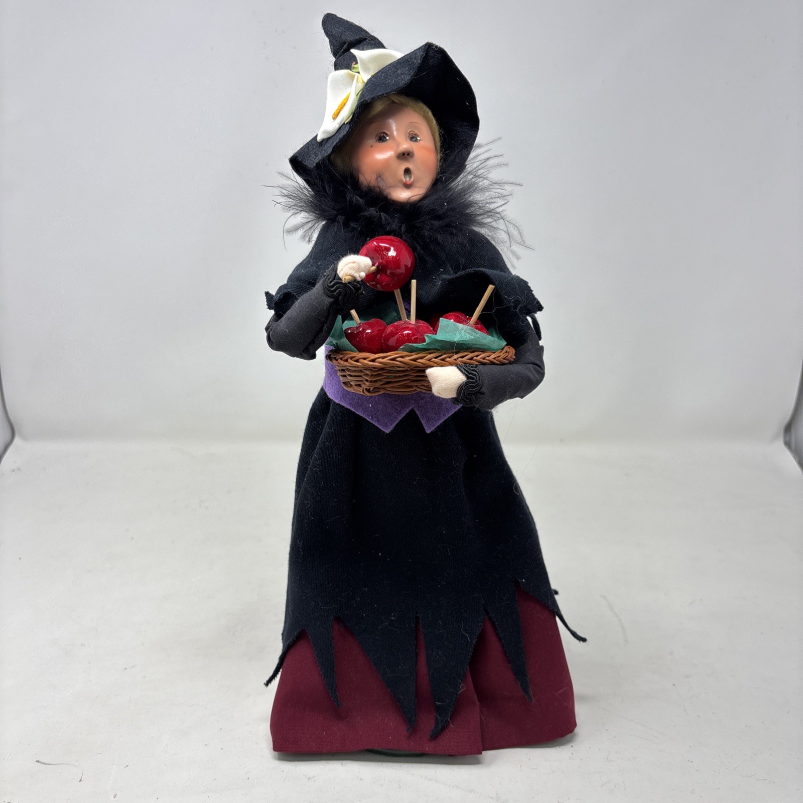 2010 Byers\' Choice The Caroler HALLOWEEN Witch with Candy Apples Signed