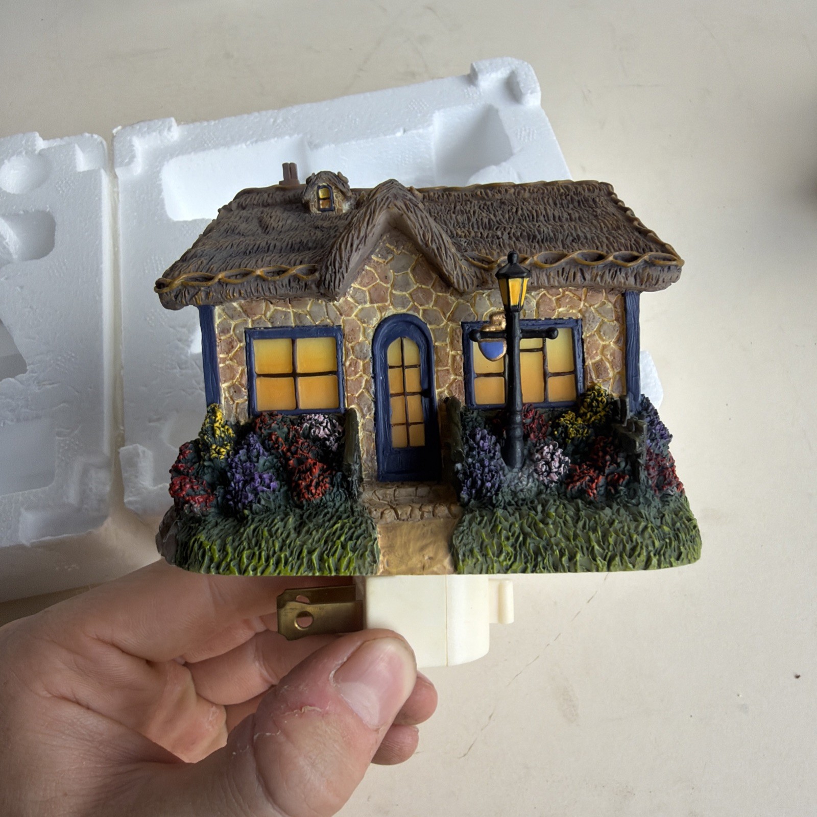 Thomas Kinkade Painter Of Light Candlelight Cottage Sculpted Night Light