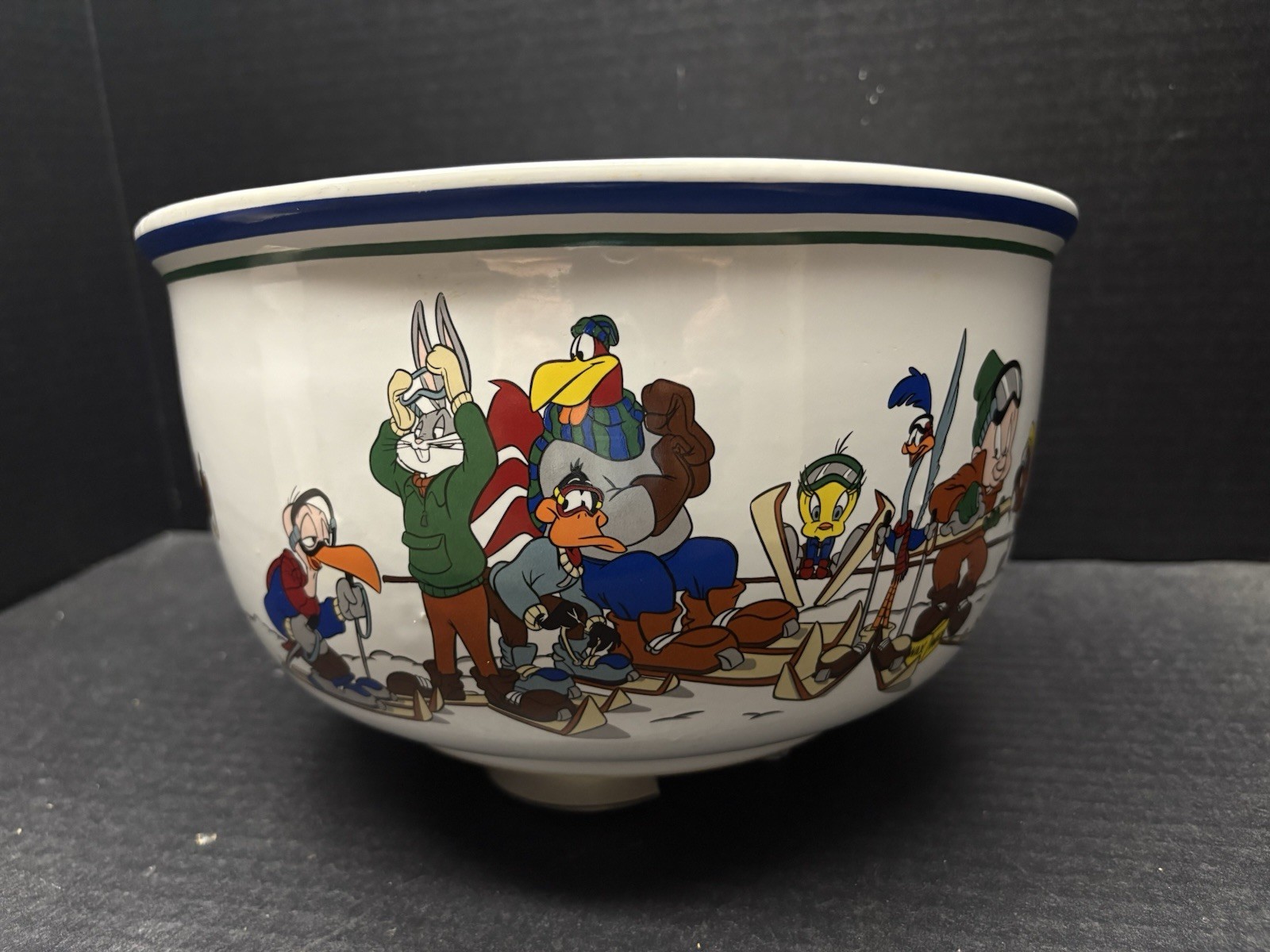 Vintage Looney Tunes Looney Valley Ski Lodge Heavy Bowl 1994 Warner Bros