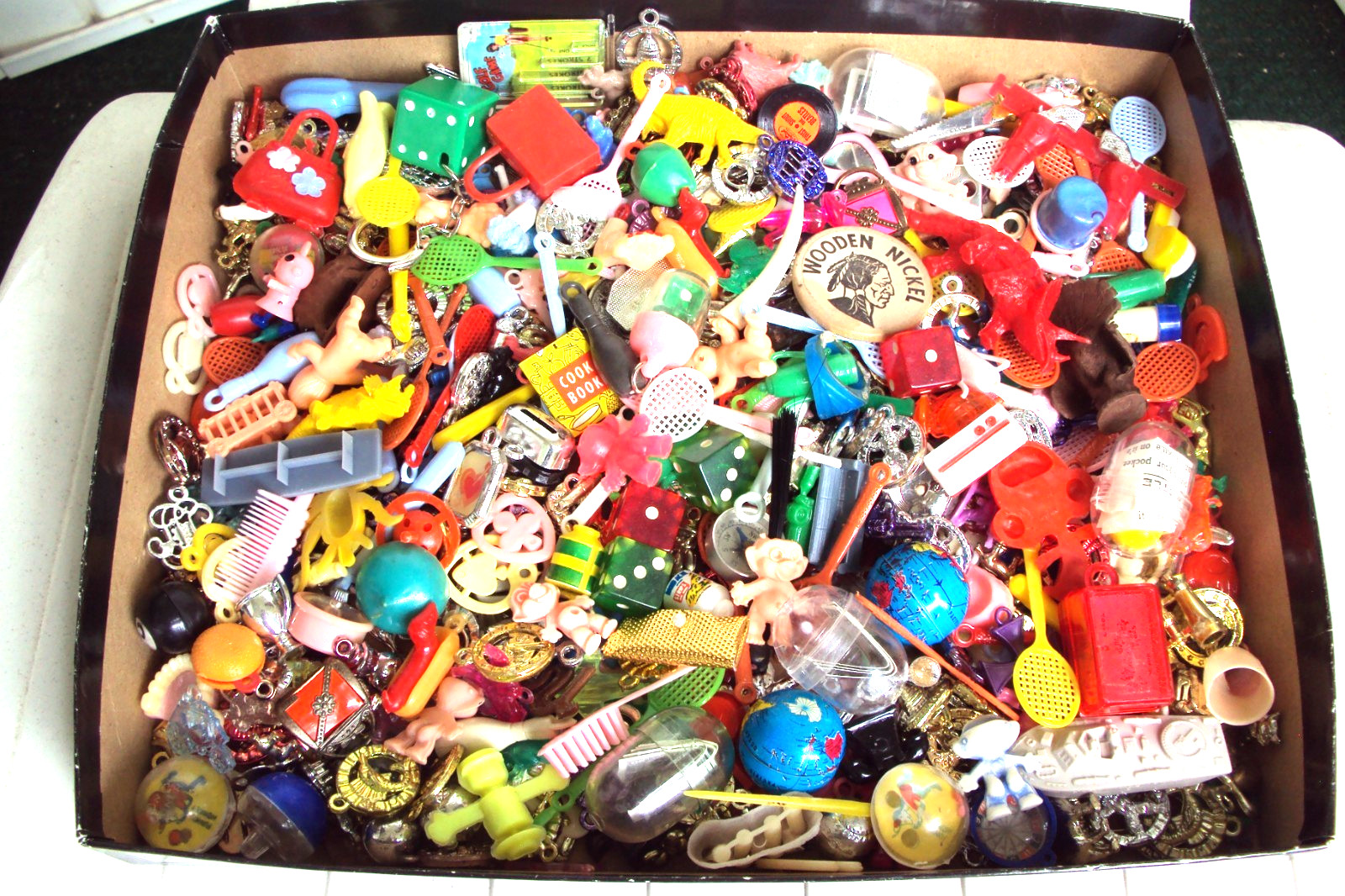 Vtg Gumball Charm Cracker Jack 60's HK LOT 500  VENDING MACHINE CHARMS PRIZES