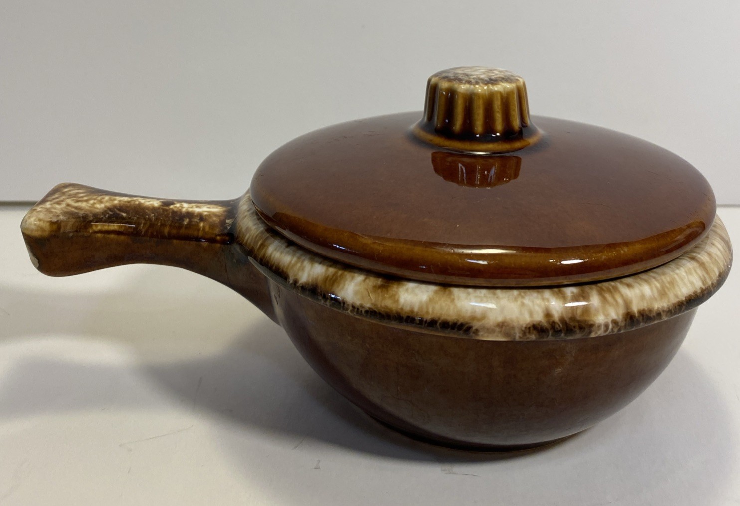 VNTG HULL “BROWN DRIP” OVEN-PROFF CASSEROLE WITH LID AND FRENCH HANDLE USA