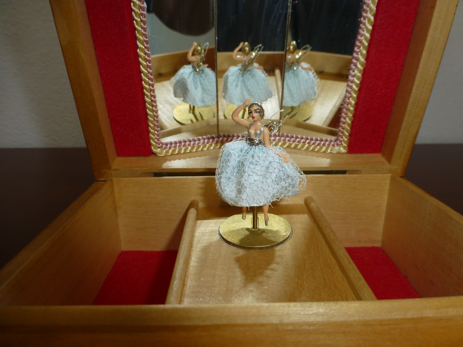 VINTAGE SWISS REUGE DANCING BALLERINA WOODEN STORAGE BOX MUSIC BOX