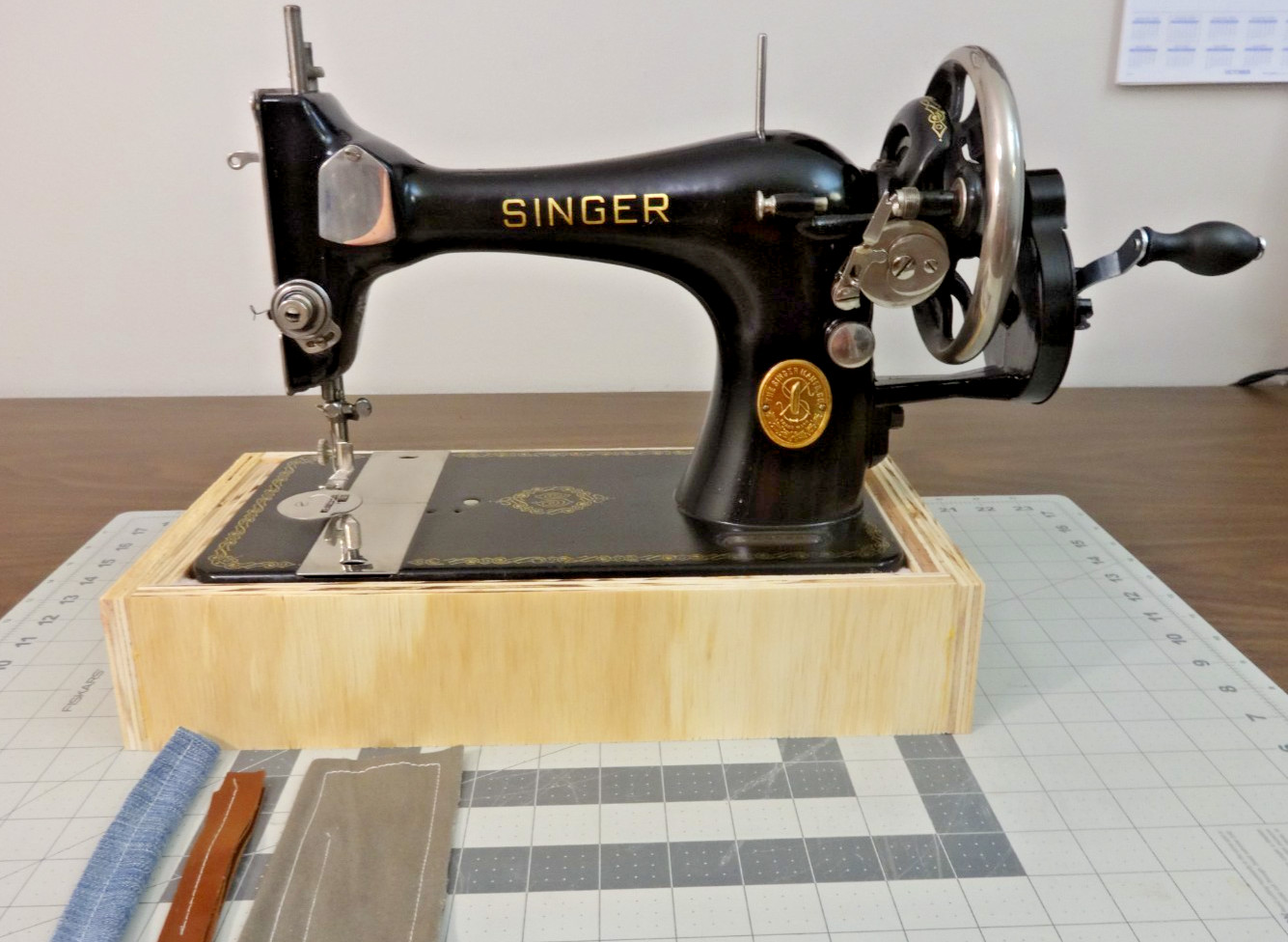 SERVICED - 1937 SINGER 128 3/4 Size Sewing Machine w/Hand Crank - Leather, Denim