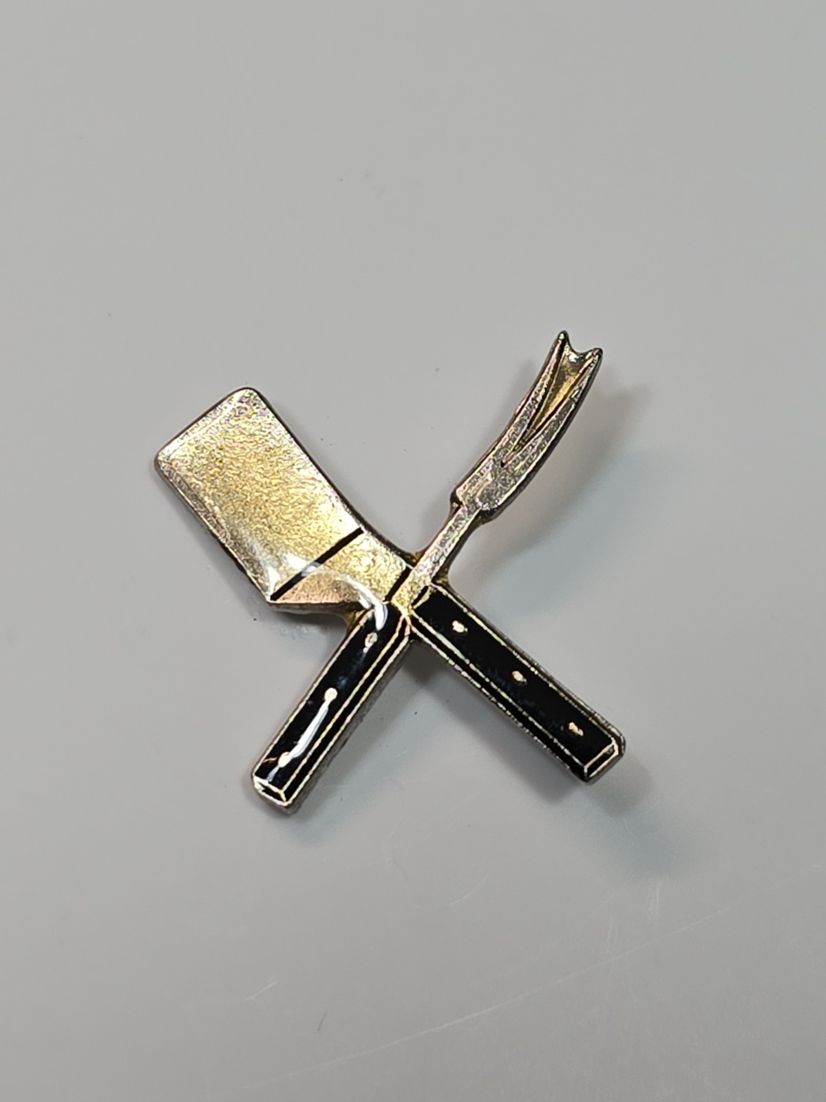 Steak \'n Shake Lapel Pin Restaurant Chain Cleaver & Fork Small Size 
