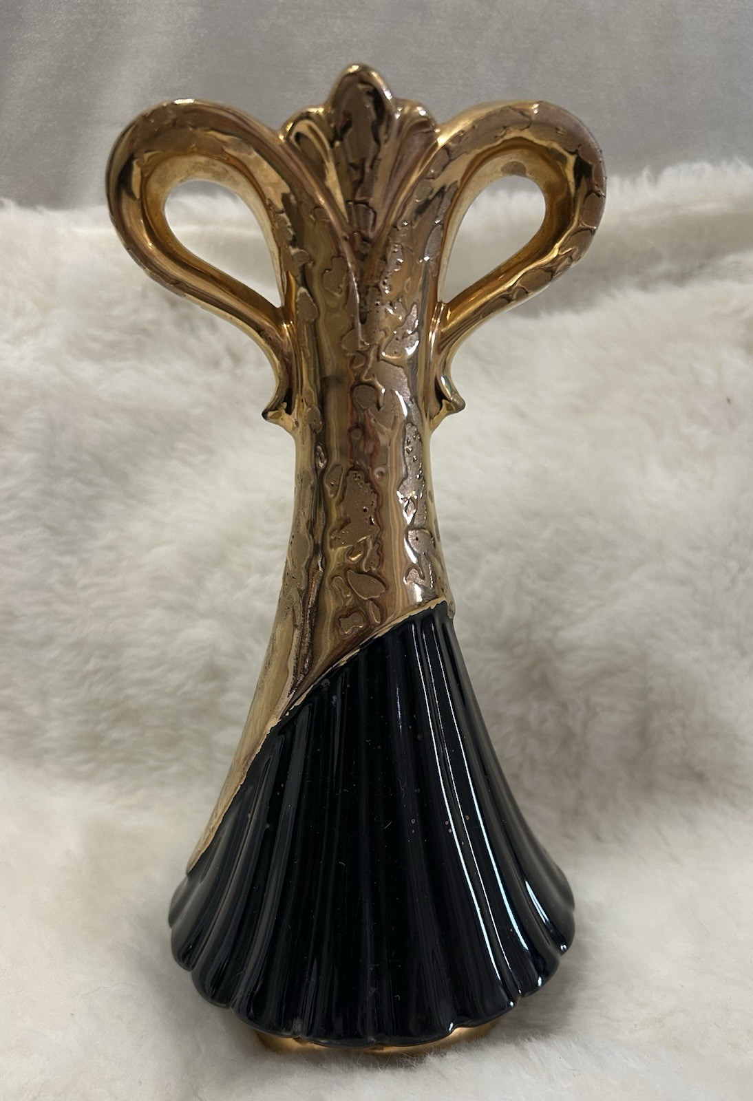 VINTAGE SAVOY CHINA RIBBED BLACK & WEEPING GOLD FOOTED BUD VASE MCM 7 ¾”
