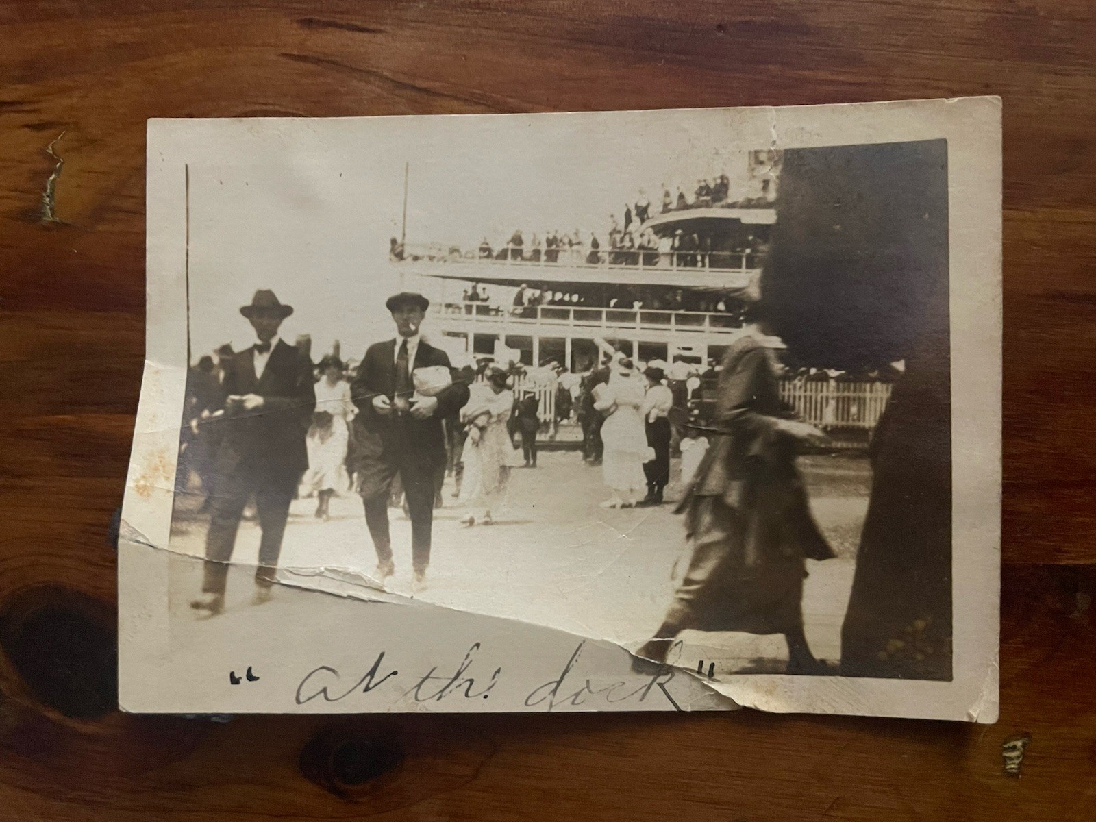 Antique Snapshot Photo 1910s 1920s Steamboat Riverboat Crowd At The Dock Candid⁠