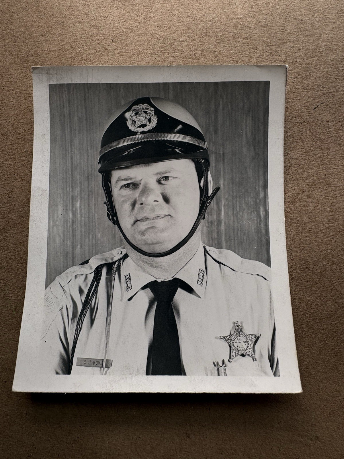 RARE 1950s🇺🇸VINTAGE PHOTO of DUVAL FLORIDA POLICE OFFICER/BADGE/HELMET/TIE 👀