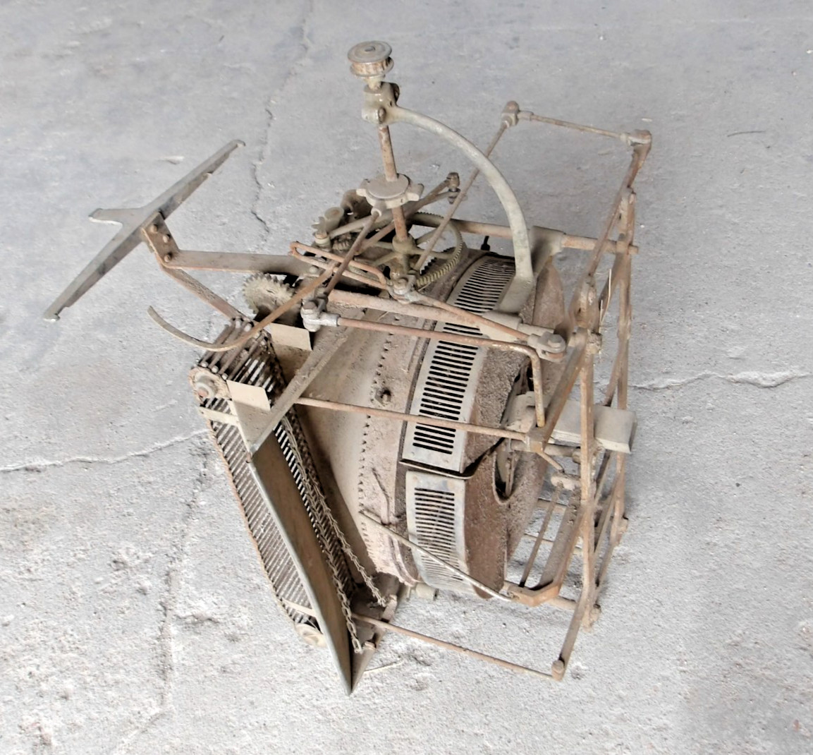 1800's antique mechanical tower clock movement in rusted condition. 1800's antique mechanical tower clock movement in rusted condition.