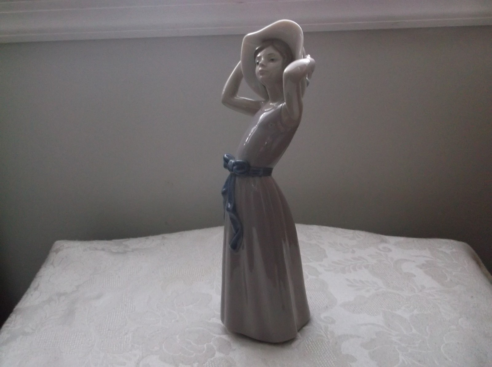 Vintage Lladro COY #5011 Girl - Girls W/ Hat & Bow Figurine (Damaged)