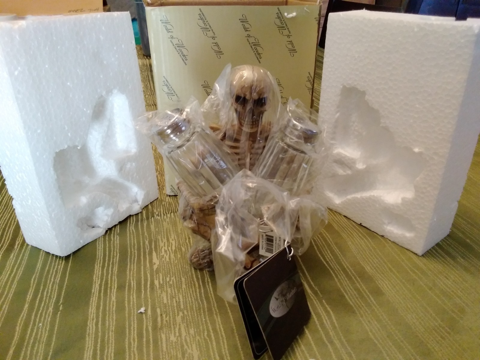 NEW Halloween Skeleton Salt And Pepper Set