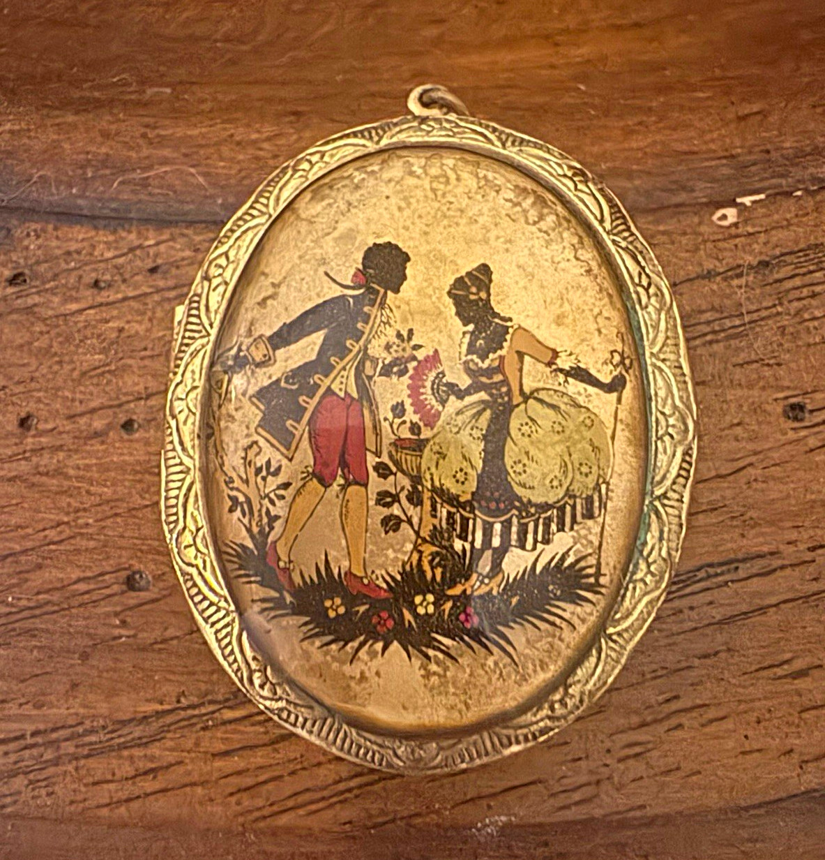 Vintage Oval Hinged Gold Tone Compact Locket Pendant w/ Romantic Couple Scene