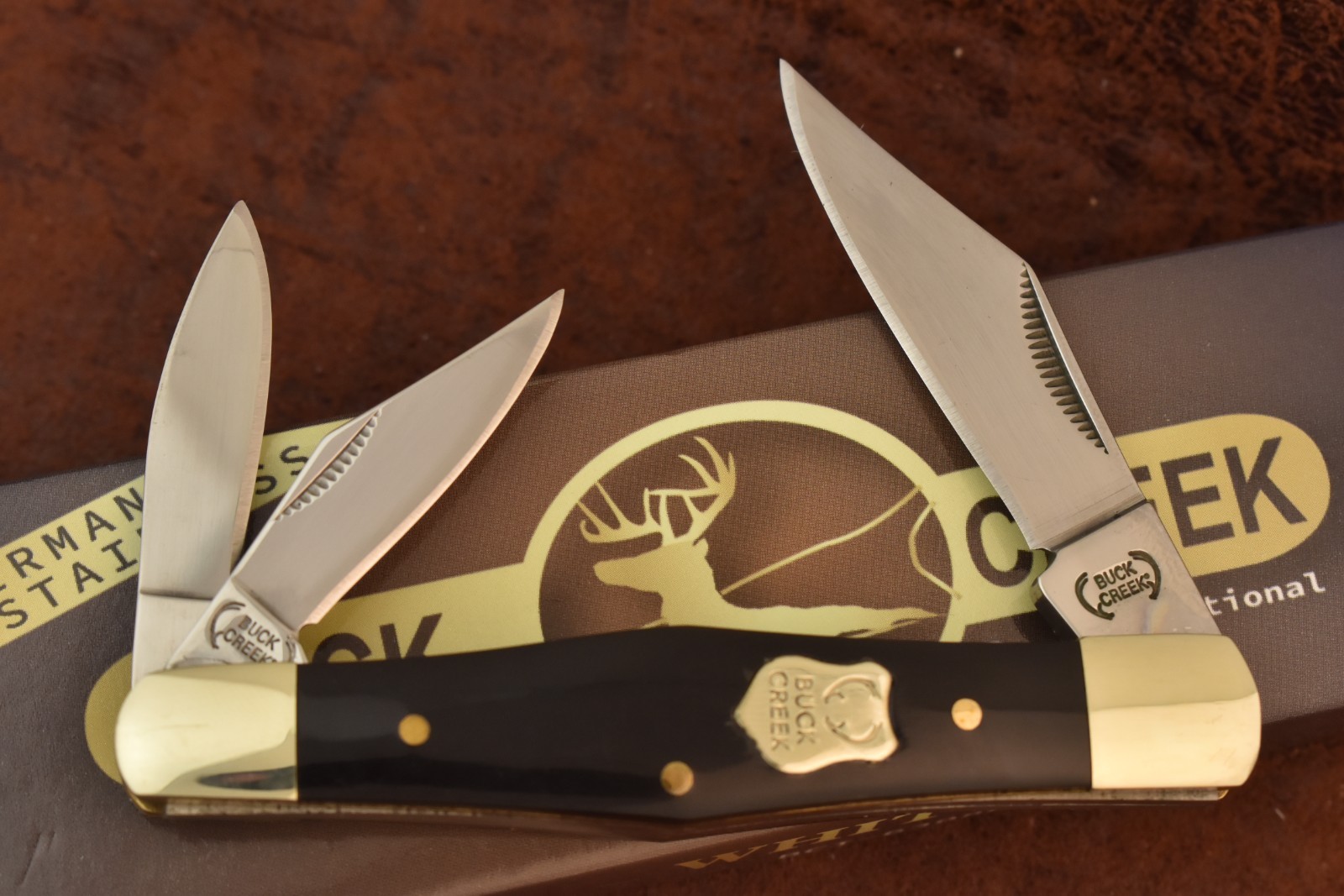 BUCK CREEK SMOOTH BUFFALO HORN GERMAN STAINLESS SWELL CENTER WHITTLER KNIFE