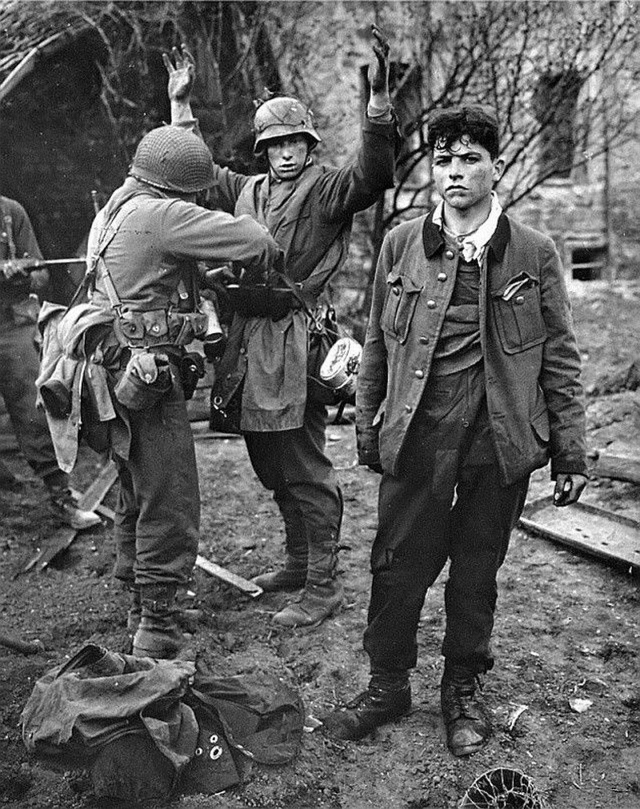 WW2 GERMAN SOLDIERS CAPTURED BY US TROOPS Photo  (175-U)