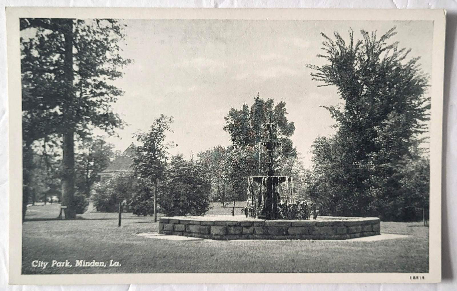 VTG 1941 MINDEN LA POSTCARD THE CITY PARK & FOUNTAIN Teich Archives MINT