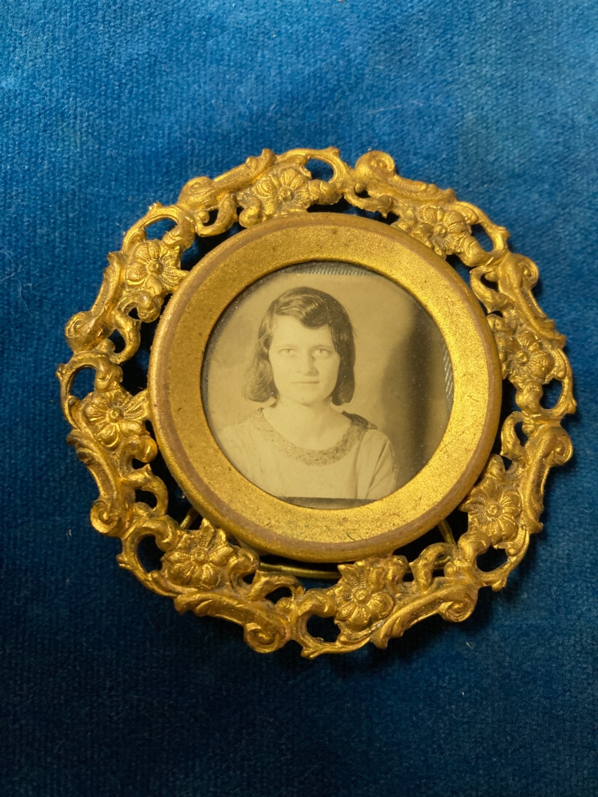 Antique Orig. Miniature Free Standing Solid  Brass 2.25” Circular Picture Frame