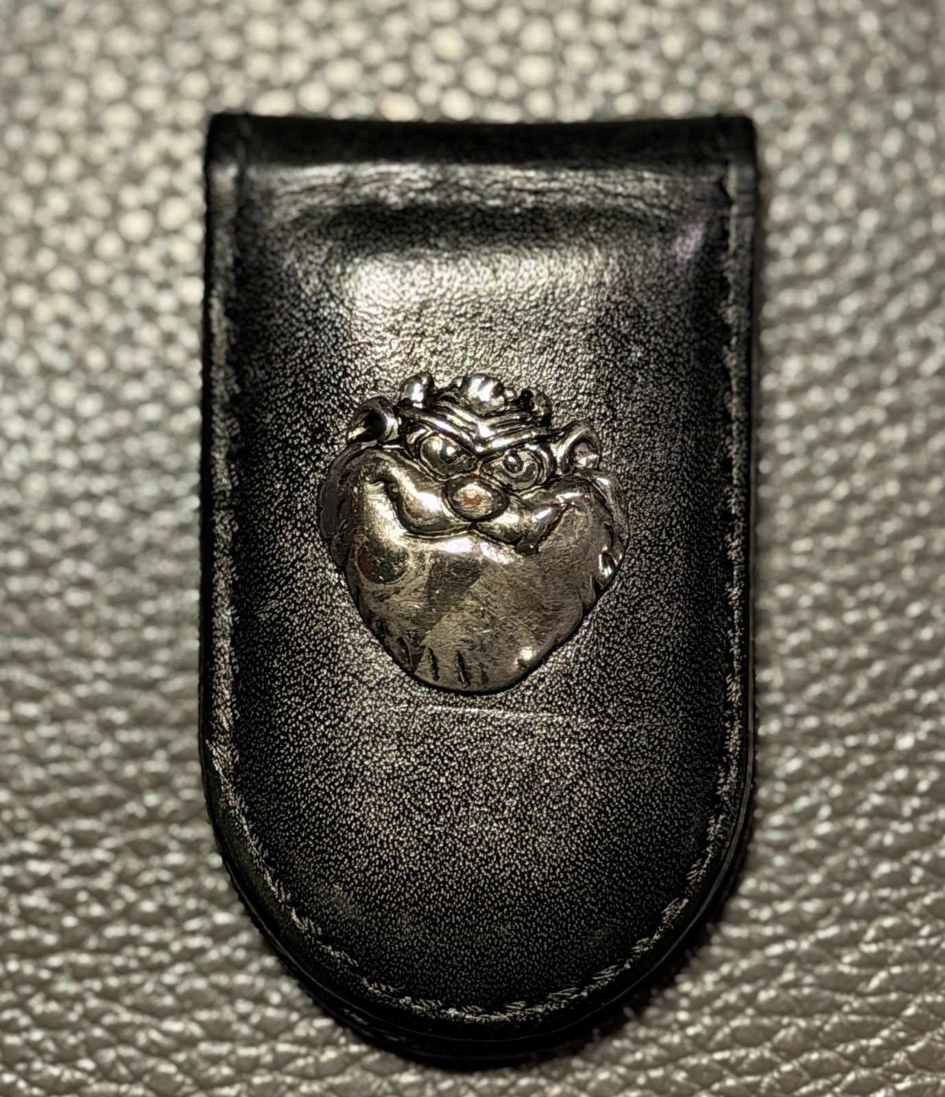 Vtg ‘93 Warner Bros Looney Tunes Taz Tasmanian Devil Leather Magnetic Money Clip Vtg ‘93 Warner Bros Looney Tunes Taz Tasmanian Devil Leather Magnetic Money Clip