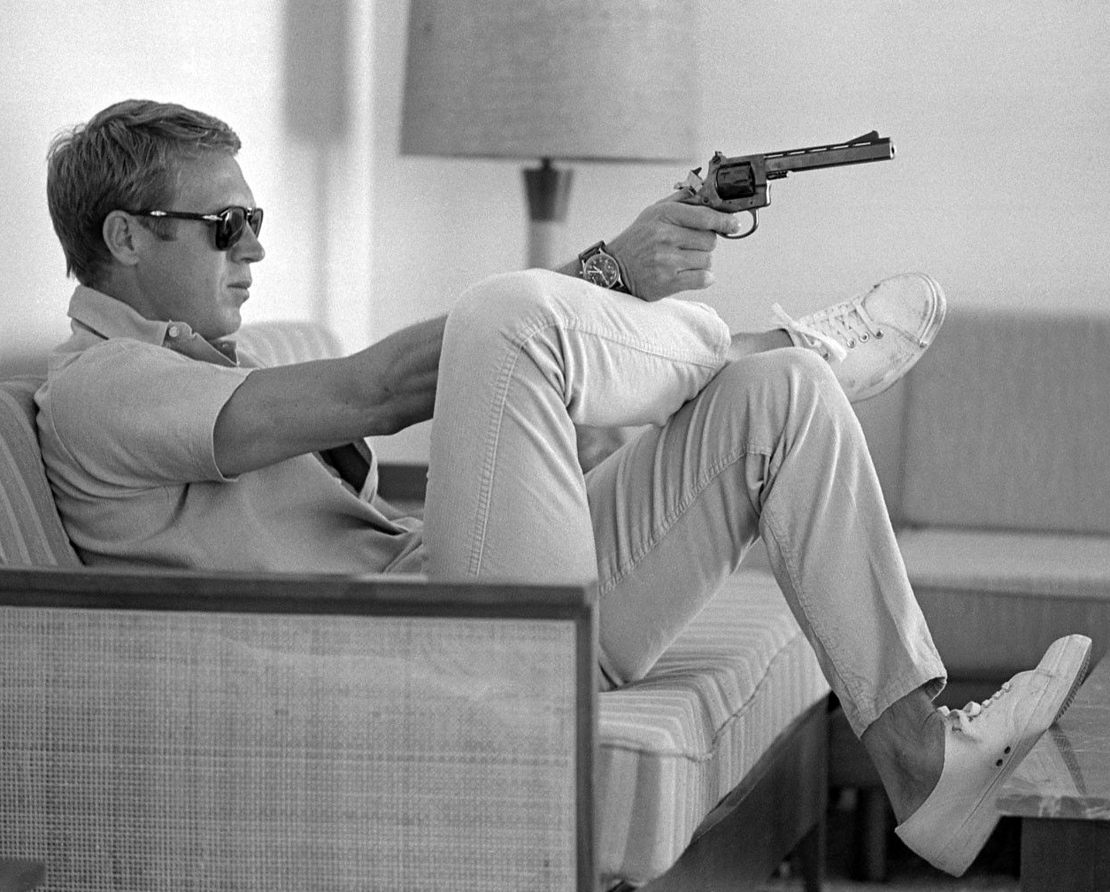 STEVE MCQUEEN W/ PISTOL 8X10 CELEBRITY PHOTO PICTURE CLASSIC 1