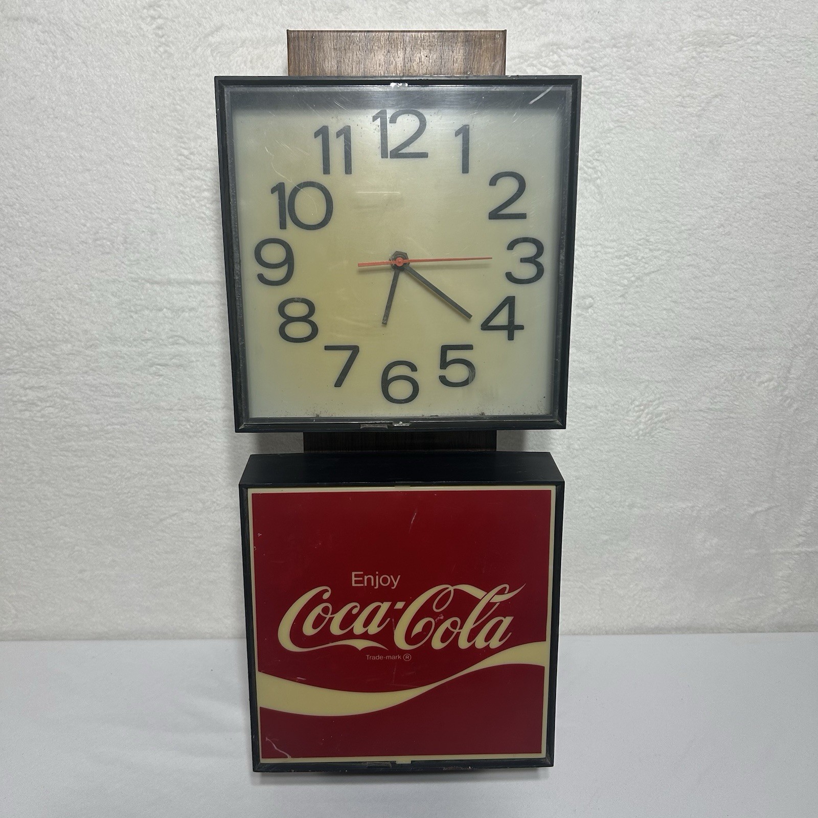 Vintage Enjoy Coca-Cola G017 Lighted Wall Clock Hanging Bar Sign Tested Working Vintage Enjoy Coca-Cola G017 Lighted Wall Clock Hanging Bar Sign Tested Working