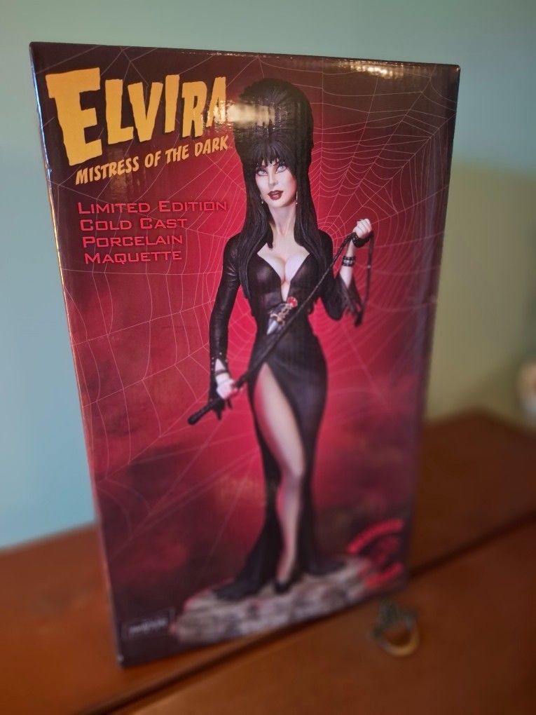 Elvira: Mistress of the Dark – Limited Edition Cold Cast Porcelain Maquette - NM Elvira: Mistress of the Dark – Limited Edition Cold Cast Porcelain Maquette - NM