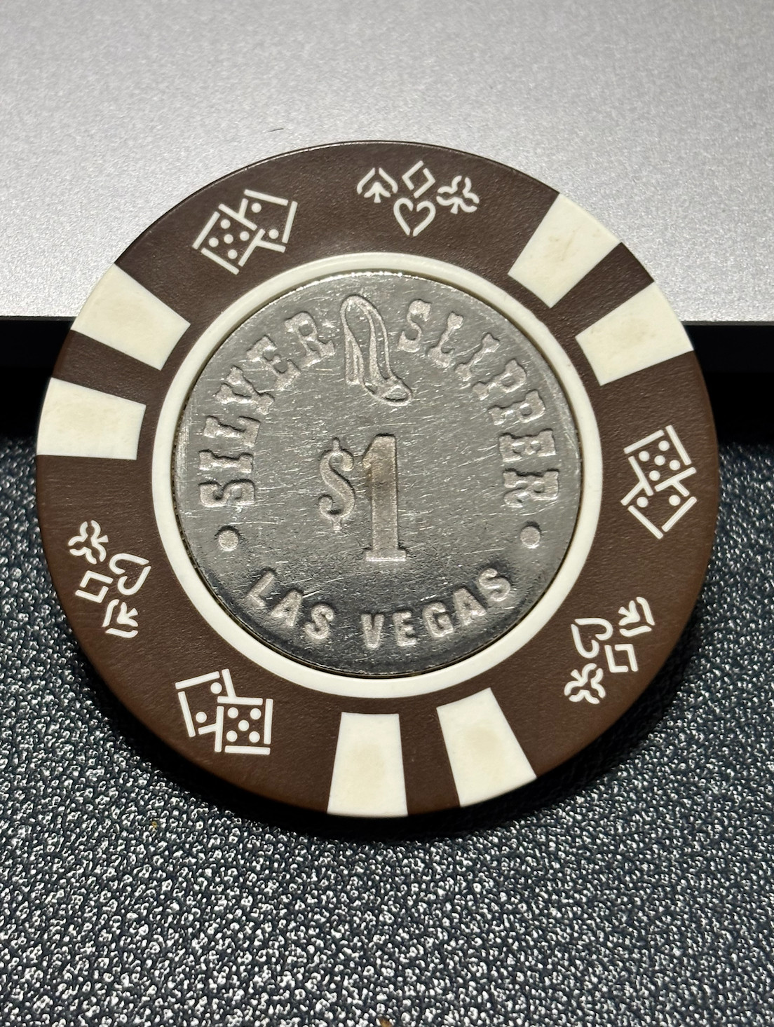 (NICE) $1 SILVER SLIPPER CASINO CHIP POKER CHIP LAS VEGAS NEVADA TOKEN