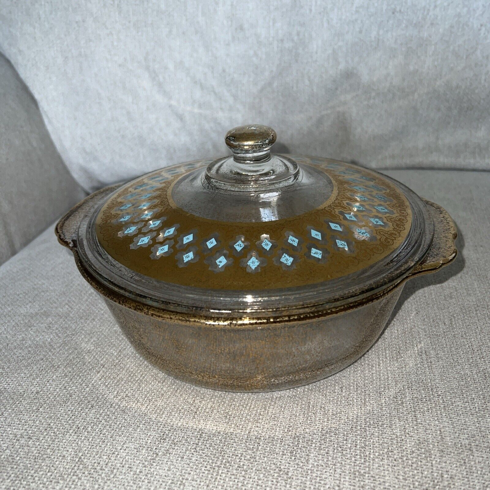 VINTAGE MID CENTURY 2QT FIRE KING GOLD TURQUOISE SPECKLED COVERED CASSEROLE DISH