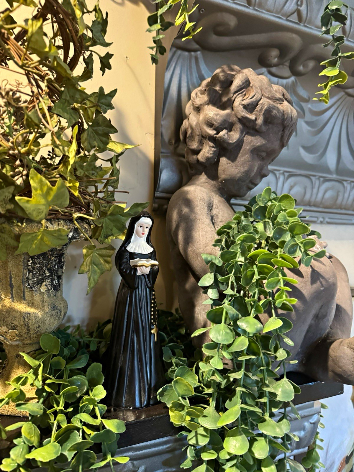 JFL Collection Christian Nun Figurine Statue Holding Rosary Black & White Habit