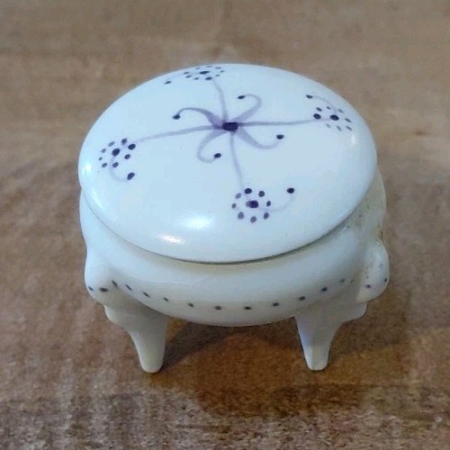 Small Vintage Footed & Lidded Trinket Dish Ring Box Jewelry Signed Unique