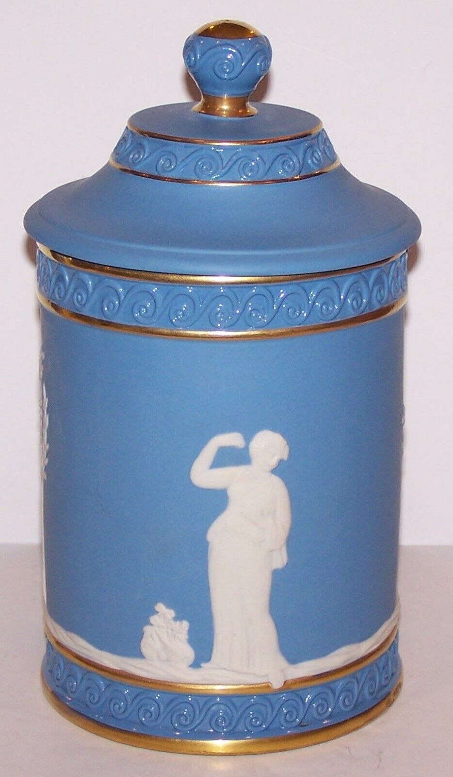 STUNNING SIGNED BLUE JASPERWARE WHITE RELIEF MAN & WOMAN WITH GOLD JAR WITH LID