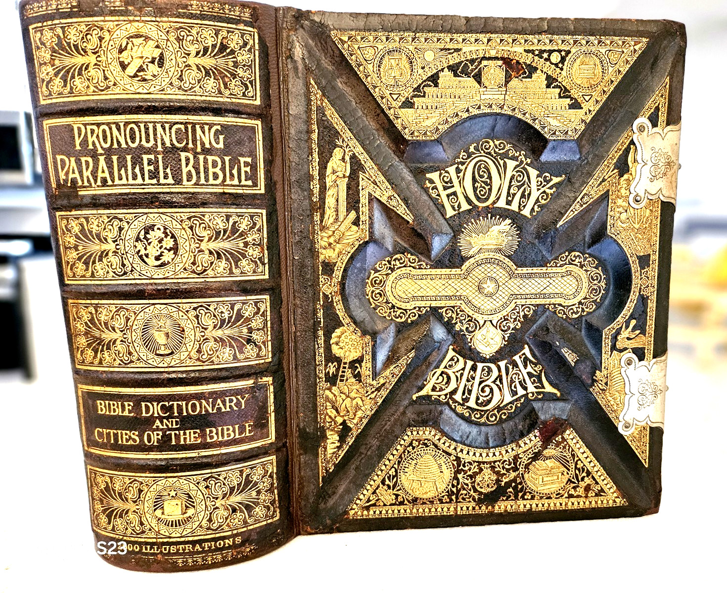 Holy Bible vintage 1800\'s antique Victorian Family Pictorial w/clasps 19th C. Holy Bible vintage 1800\'s antique Victorian Family Pictorial w/clasps 19th C.