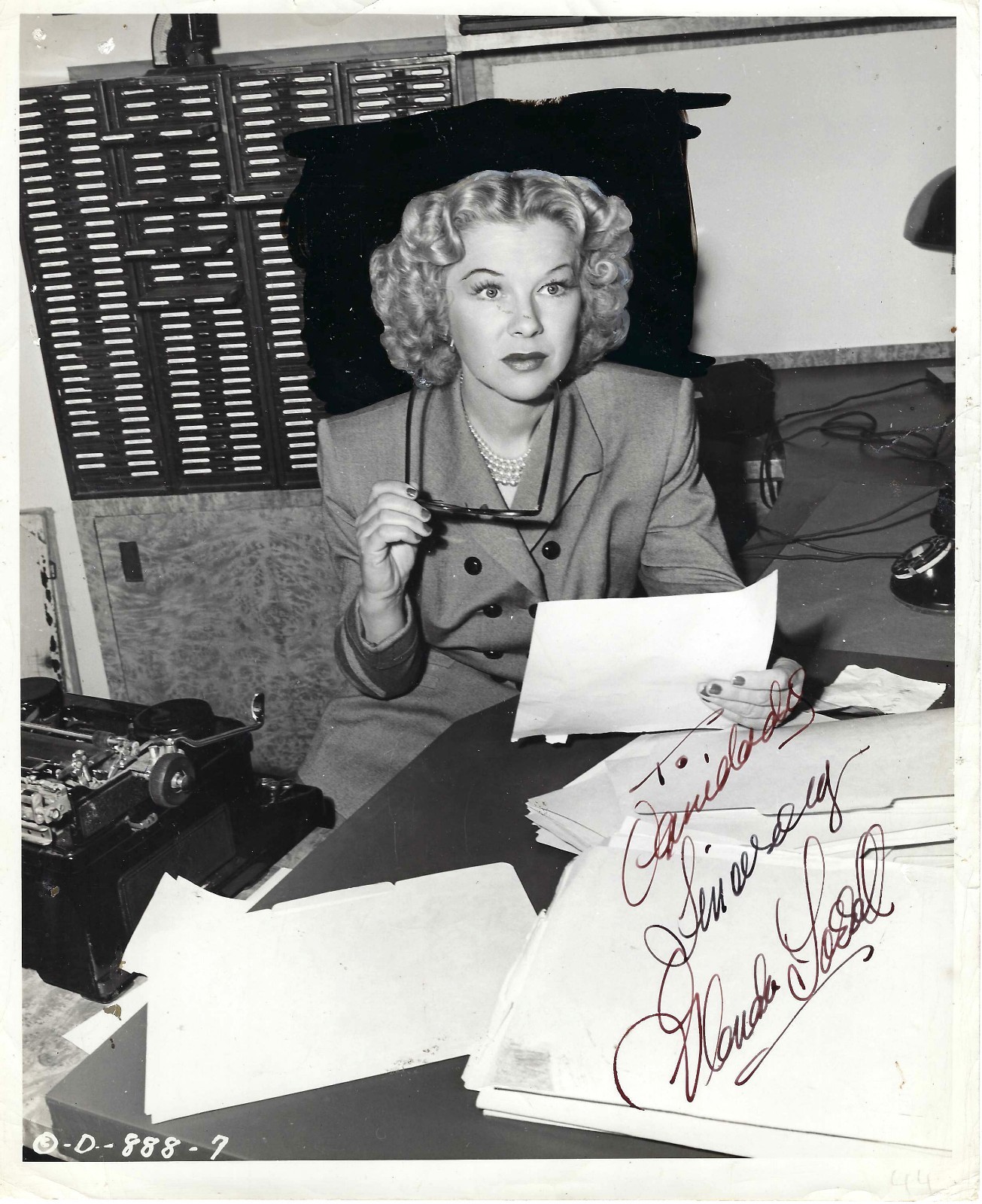 AMERICAN ACTRESS GLENDA FARRELL, SIGNED VINTAGE PHOTO.