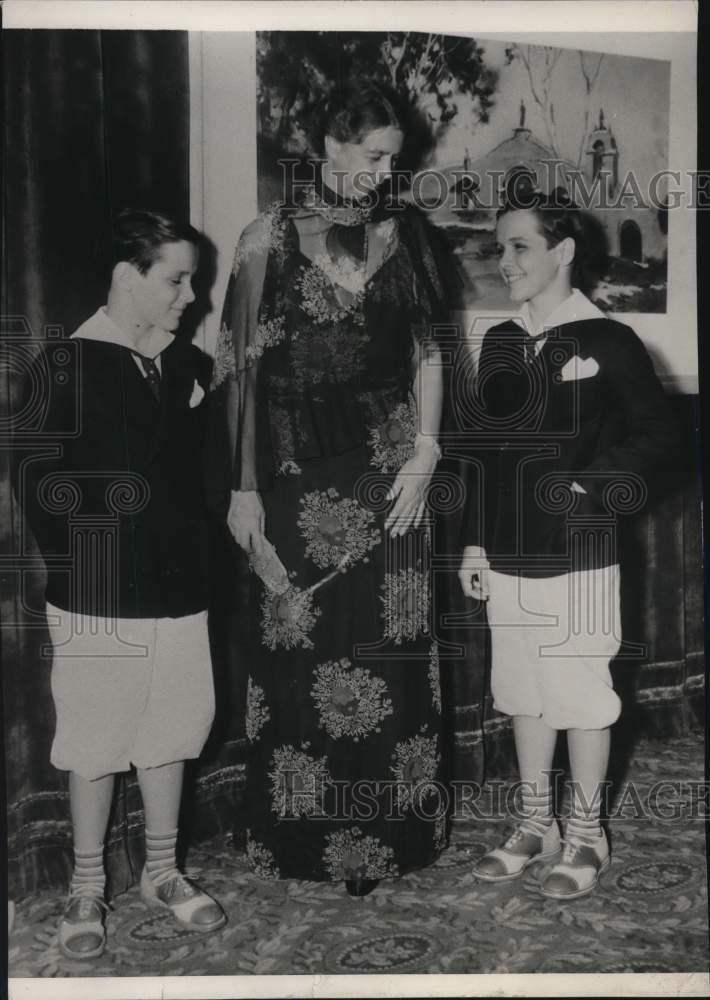 1936 Press Photo Mrs. Franklin Roosevelt chats with the 1936 Press Photo Mrs. Franklin Roosevelt chats with the