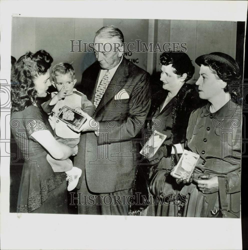 1952 Press Photo Dan Kimball gives award to families of slain troops, Washington