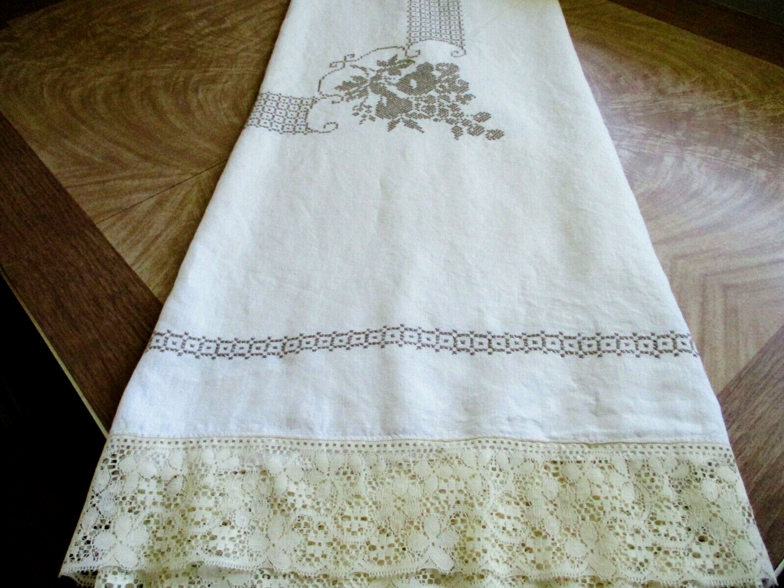 Vintage Linen Tablecloth embroidered with flowered lace edge
