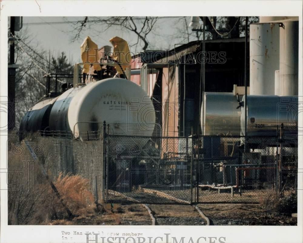 Press Photo Haz mat workers on chemical acid spill at Worth Chemical Corp Press Photo Haz mat workers on chemical acid spill at Worth Chemical Corp