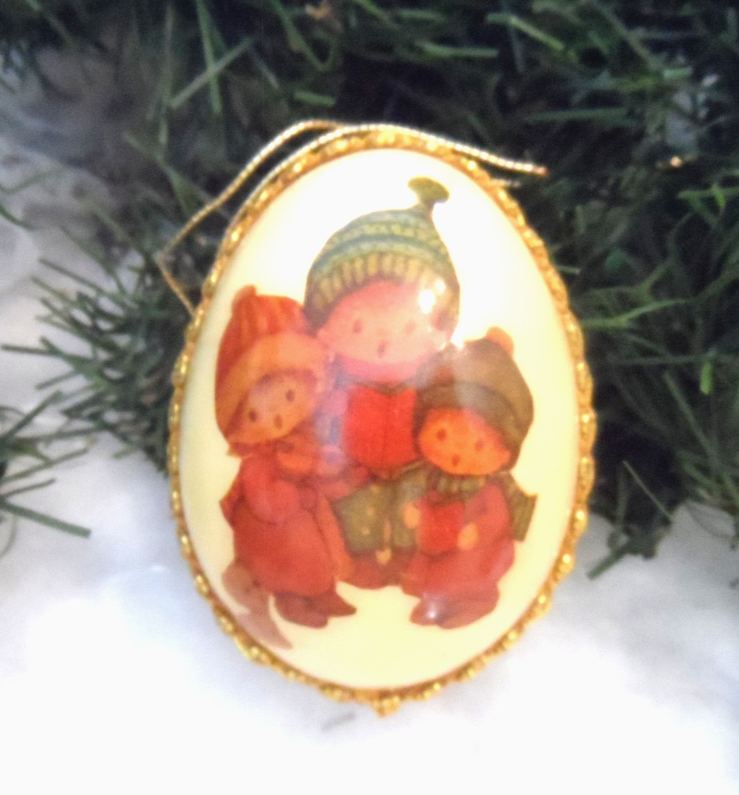 Handmade Vintage-REAL EGG DECOUPAGE, 3 YOUNG CHILDREN DRESSED FOR WINTER -2-3/4\