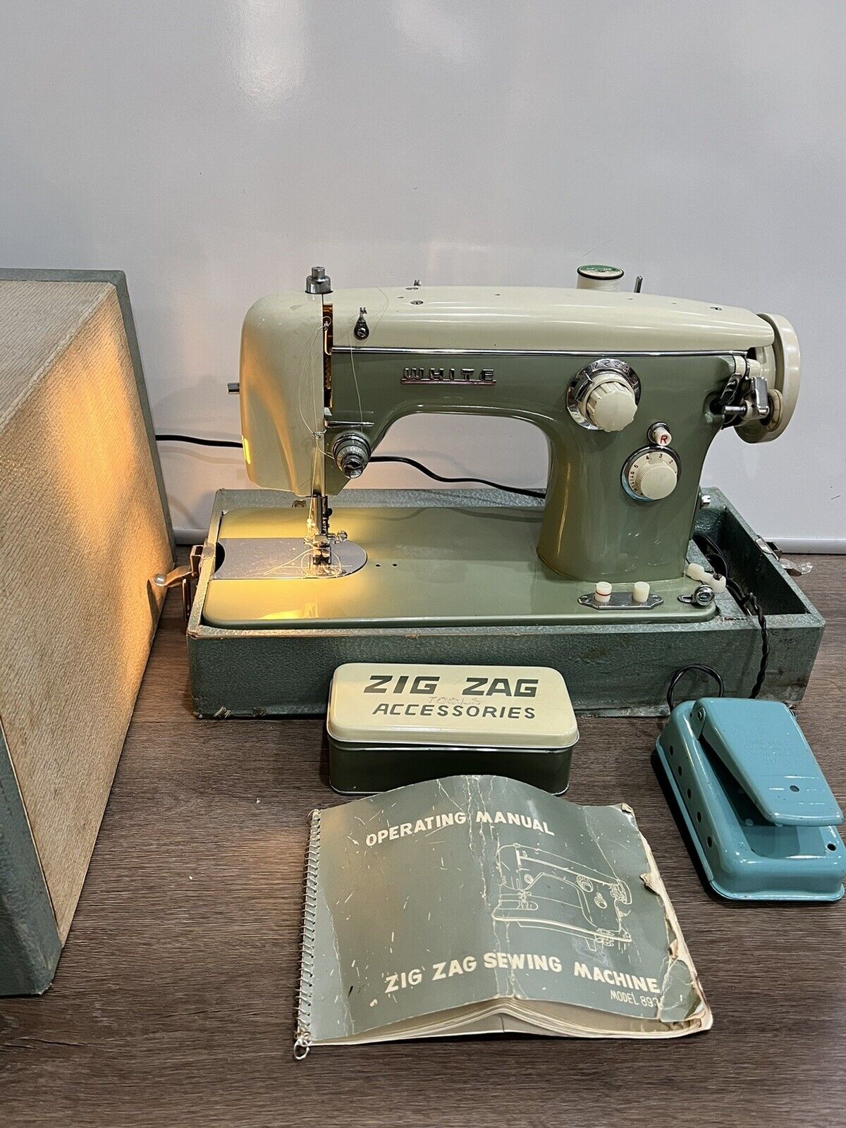 Vtg White Zig Zag Sewing Machine Model 8931 Green W/ Hard Case Pedal Tool Box