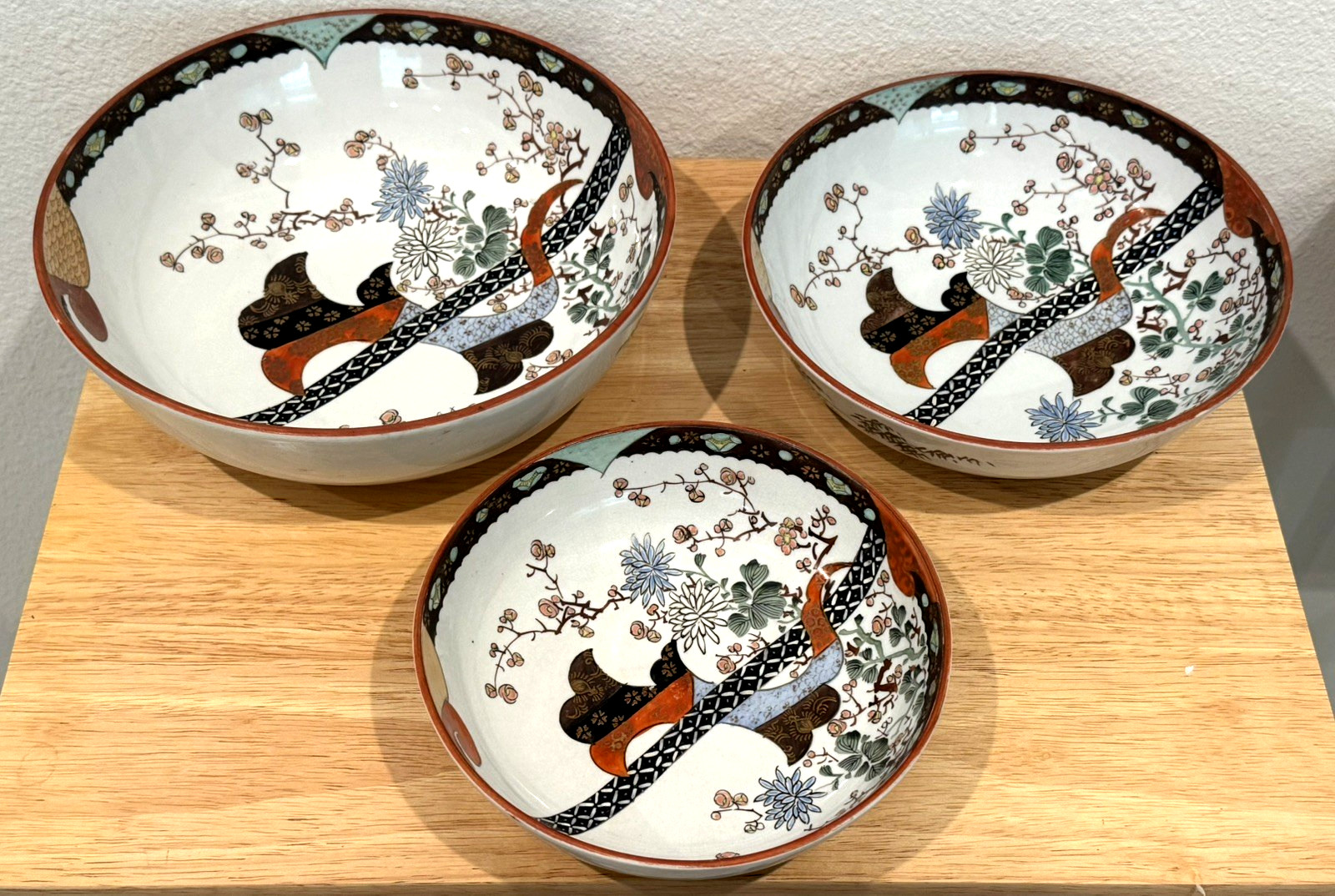 Rare Antique Japanese Kutani Ware Lot of 3 Hand Painted Porcelain Nesting Bowls