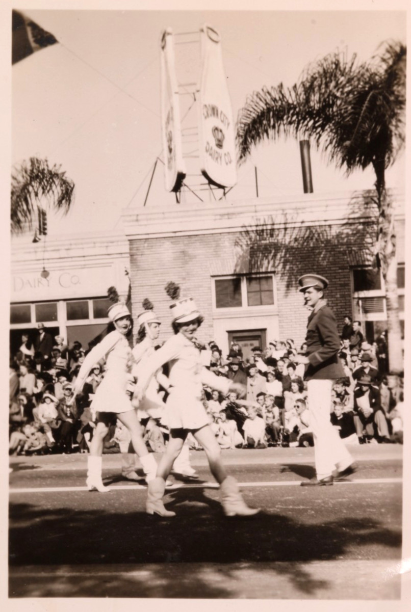 FOUND PHOTO Santa Barbara California Parade Pretty Girls - Vtg Snapshot 1940\'s