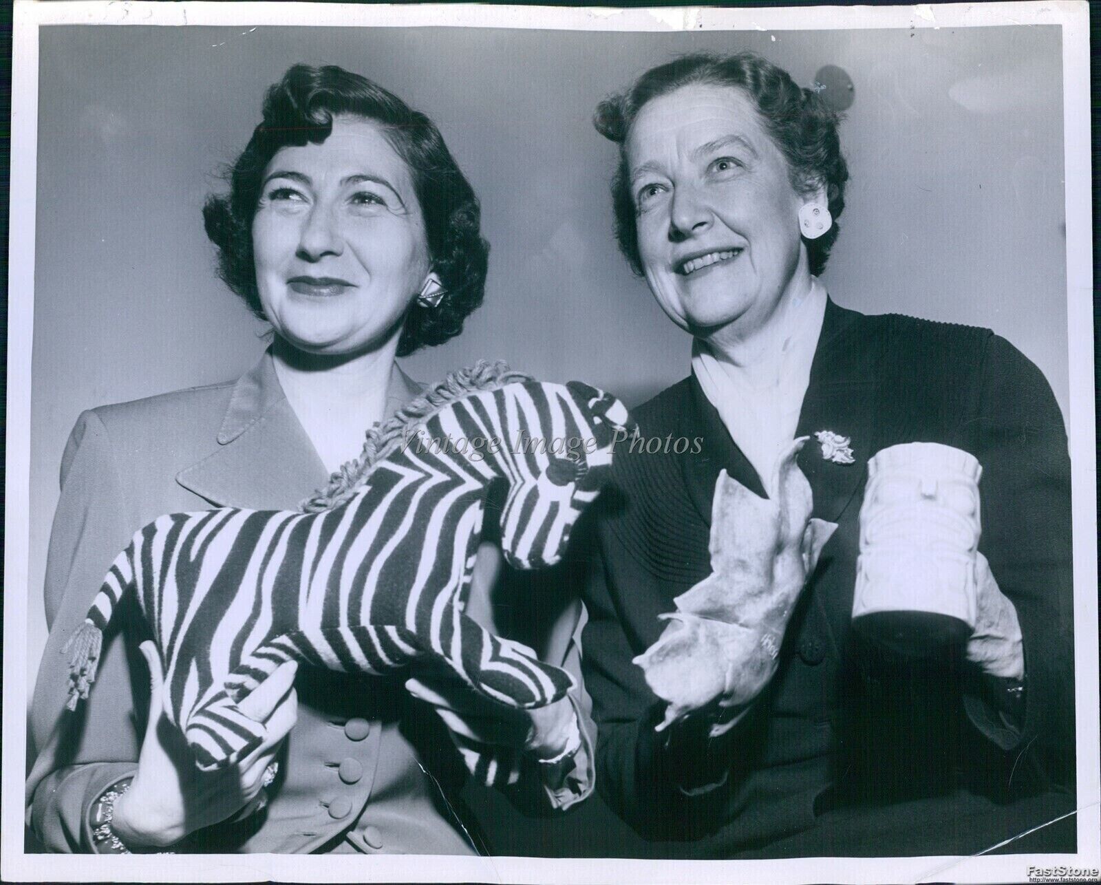 1954 Mmes Steele Lindsay Philip Narodick Critteton Home Girls Event 8X10 Photo