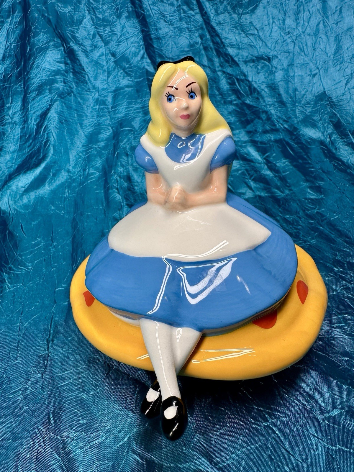 Alice In Wonderland Sitting on Mushroom Figurine Disney Showcase 5\